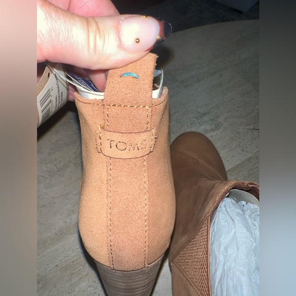NEW TOMS Kelsey Wedge Pull On Booties Ankle Suede Pull Tab Cognac Tan Size 7 - Picture 5 of 11